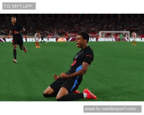 西媒报道亚马尔备战巴黎之战积极训练成为最后离场球员之一 西媒报道亚马尔备战巴黎之战积极训练成为最后离场球员之一