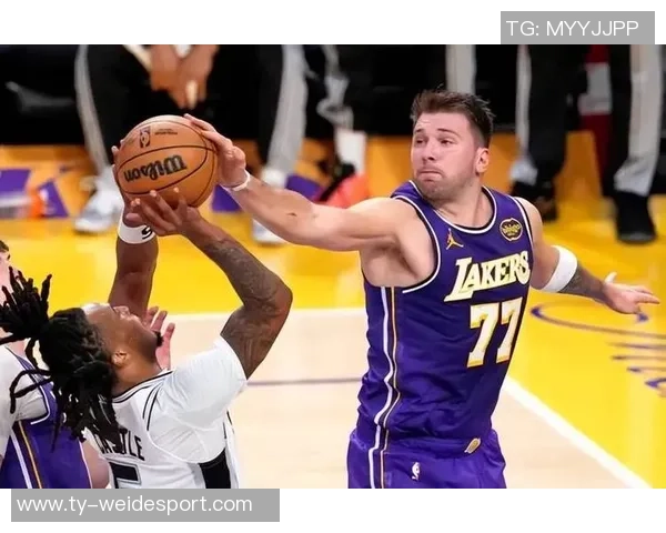 奎因关键反击撞倒东契奇湖人成功挑战改判为进攻犯规