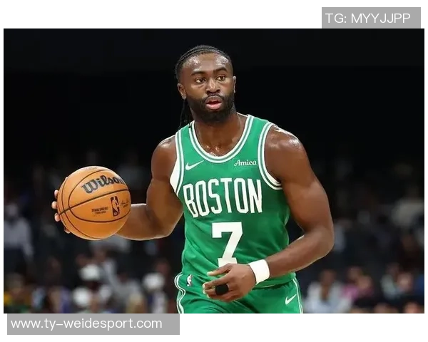 杰伦布朗首节表现抢眼6投3中斩获9分3篮板3助攻1抢断